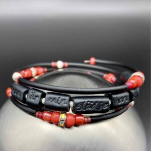 trust armband hallonröd/silver han är min glädje han är min sång