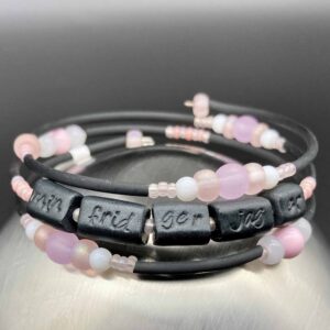 trust armband ljusrosa/vit min frid ger jag er