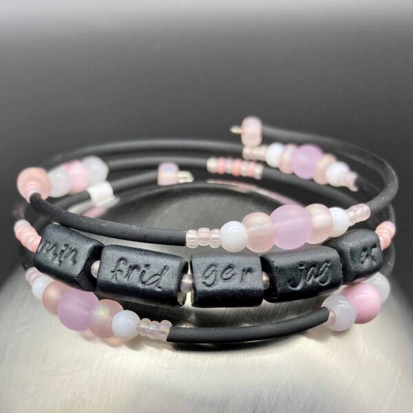 trust armband ljusrosa/vit min frid ger jag er
